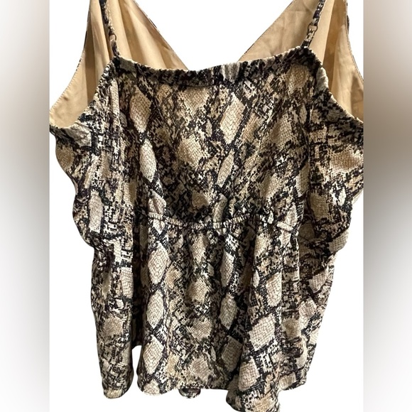 🖤🤍Cute and Versatile Snake Print Top by Maurice’s size 1 (size 16/18) - Picture 3 of 7